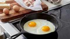 Miksi täydellisten munakokkelien valmistamiseen on käytettävä kylmää paistinpannua: tekniikka, joka mullistaa aamusi