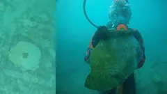 Pohjassa makaa vielä yksi kaupunki. Kristallinkirkkaan veden heijastuksissa näkyy taloja ja katuja. Esineitä on hajallaan rakennusten vieressä. Milloin se upposi veden alle? Miksi? Mitä arkeologit löytävät?