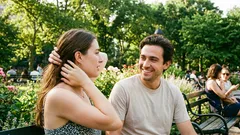 Miten tietää, onko teidän välillänne kemiaa vai onko kyseessä vain ystävyys: kiinnostuksen merkit, jotka näkyvät arjessa