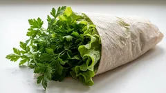 Tämä yksinkertainen paperipyyhe pitää yrtit tuoreina yli 10 päivää ja säästää sinut vaivalta, joka liittyy vihannesten säilyttämiseen vihanneslaatikossa.