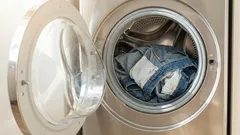 Pitäisikö farkut kääntää nurinpäin pesun yhteydessä: kuullaan asiantuntijoiden mielipiteitä