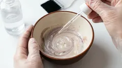 Mitä lisätä hiusväriin: kampaajien vähän tunnettu vinkki värin keston varmistamiseksi