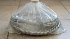 Puhdistan suihkuletkun kalkkikerrostumista 10 minuutissa: edullinen keino ilman kemikaaleja