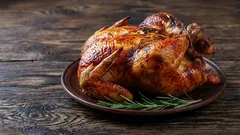 Millä maustaa kanaa, jotta liha pysyy mehukkaana ja mureana: kolme parasta marinadia uunipaistamiseen